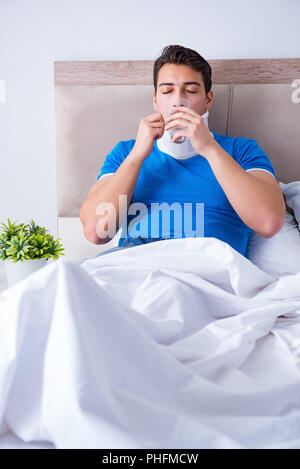 Giovane con lesioni al collo nel letto Foto Stock