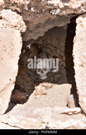 Antichi resti umani sepolti nelle tradizionali Chullpas presso la necropoli di San Juan Foto Stock