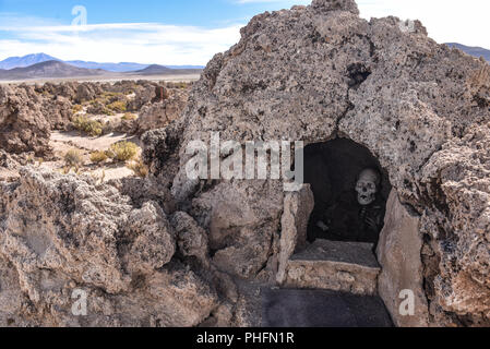 Antichi resti umani sepolti nelle tradizionali Chullpas presso la necropoli di San Juan Foto Stock