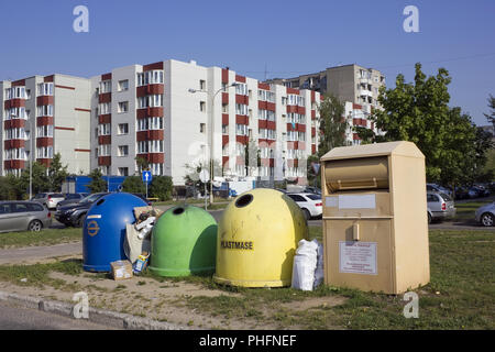 Contenitori per rifiuti sulla strada Foto Stock