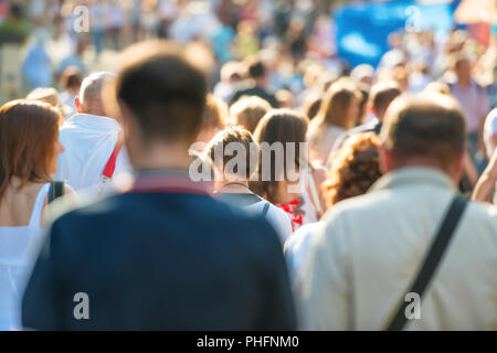 La gente camminare sulla strada della citta'. Foto Stock