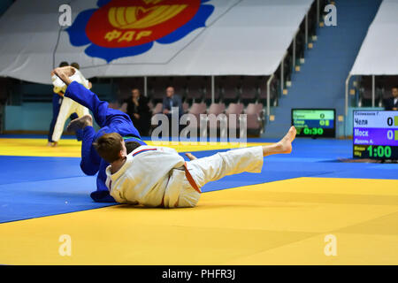Orenburg, Russia - 21 Ottobre 2017: Ragazzi competere nel Judo a tutti-russo torneo Judo tra ragazzi e ragazze dedicata alla memoria di V. S. Cher Foto Stock