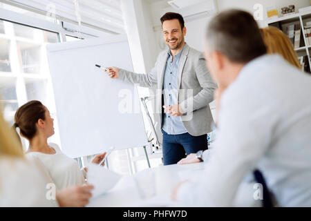 La gente di affari per discutere dei piani per il futuro Foto Stock