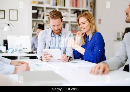 La gente di affari per discutere dei piani per il futuro Foto Stock