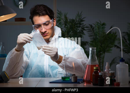 Il farmaco antivirale ricercatore che lavora in laboratorio Foto Stock