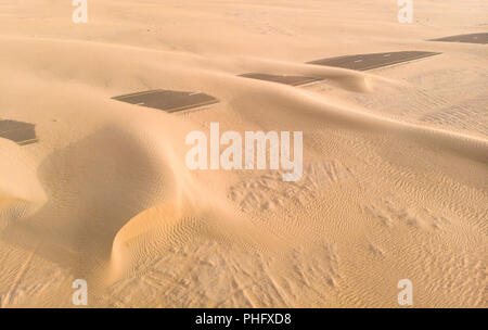 Le dune di sabbia che copre una strada vicino a Dubai Foto Stock