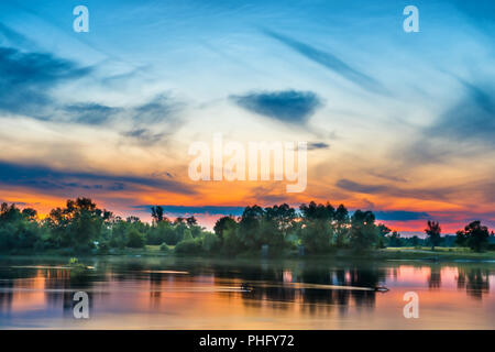 Bel tramonto sopra un grande fiume Foto Stock