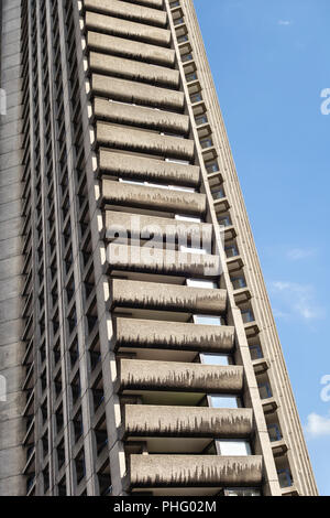 Il Barbican station wagon, Londra, Regno Unito. Il 44 piani torre di Shakespeare è stato completato nel 1976 Foto Stock