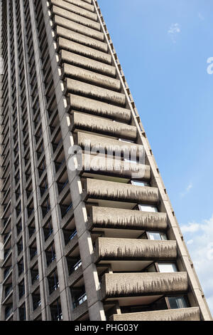 Il Barbican station wagon, Londra, Regno Unito. Il 44 piani torre di Shakespeare è stato completato nel 1976 Foto Stock