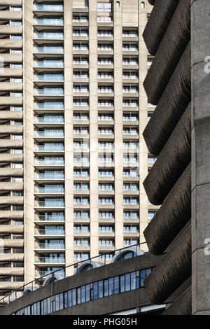 Il Barbican station wagon, Londra, Regno Unito. Il 44 piani torre di Shakespeare è stato completato nel 1976 Foto Stock