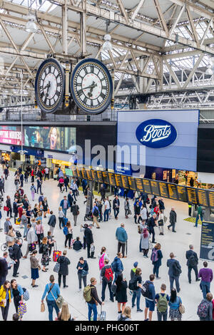 Occupato Waterloo Stazione ferroviaria un capolinea nel centro di Londra con i " commuters " durante le ore di punta nel 2018, Londra, Inghilterra, Regno Unito Foto Stock