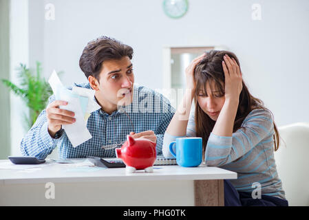 Coppia giovane guardando alla famiglia finanza paper Foto Stock