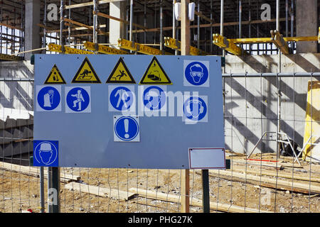 Standard di cartelli di avvertimento sulla costruzione Foto Stock