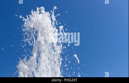 Getto di acqua nel cielo blu Foto Stock