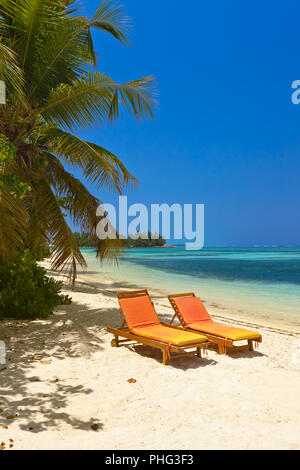 Lettino sulla spiaggia delle Maldive Foto Stock