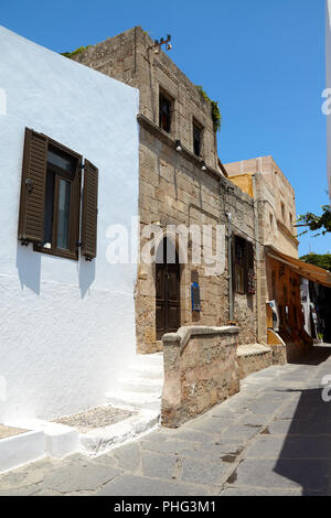Tipico greco street, città di Lindos, l' isola di Rodi, Grecia Foto Stock