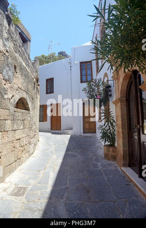 Street nella città greca, città di Lindos, l' isola di Rodi, Grecia Foto Stock