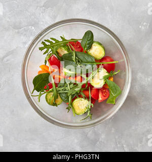 Insalata fresca da verdure in una piastra Foto Stock