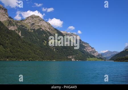 Lago turchese Klontalersee in estate. Paesaggio nel cantone di Glarona. Foto Stock