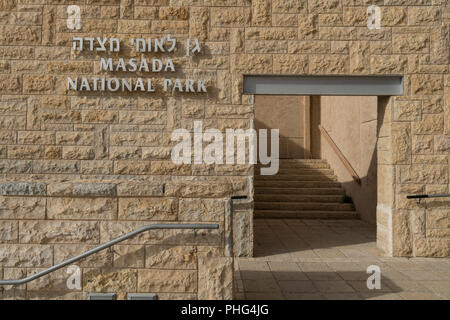 Ingresso del Masada parco nazionale, le rovine del palazzo del re Erode a Masada nel Mar Morto regione di Israele Foto Stock