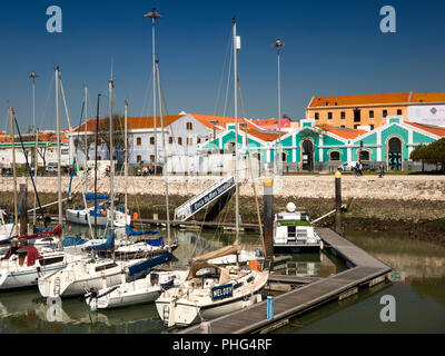 Il Portogallo, Lisbona, Belem, Doca do Bom Sucesso, barche da diporto ormeggiata in banchina storico accanto a vecchi magazzini Foto Stock