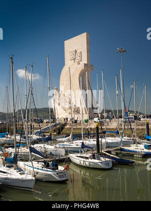 Il Portogallo, Lisbona, Belem, Padrao dos Deccobrimentos, il Monumento delle Scoperte, dietro le barche ormeggiate nella Marina Foto Stock