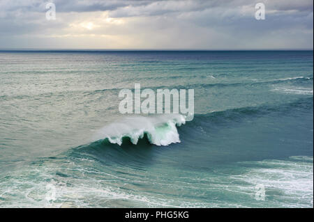 Oceano enorme ondata di rottura in nazare, Portogallo Foto Stock