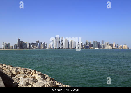 Katar, Doha, Skyline am Persischen Golf Foto Stock