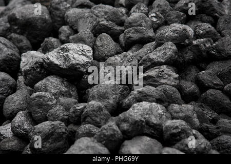 Close up, piena vista del telaio di grumi di incombusti carbone nero su una pila. Questa fonte di energia è stato originato dal box in tutto il Regno Unito. Foto Stock