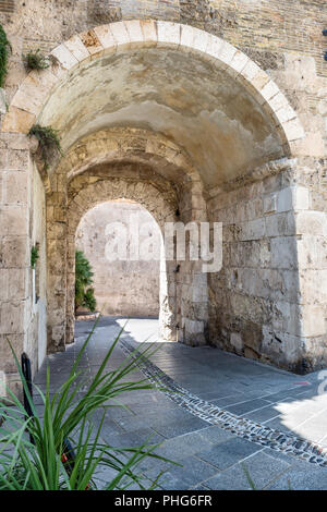 Antica pietra passaggio nel muro di pietra Foto Stock