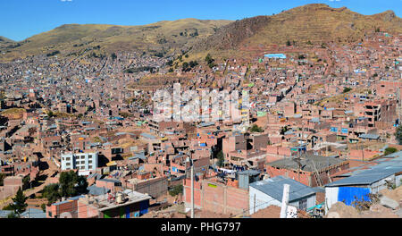 Vista dall'alto sui tetti e le strade della città di Cusco Foto Stock