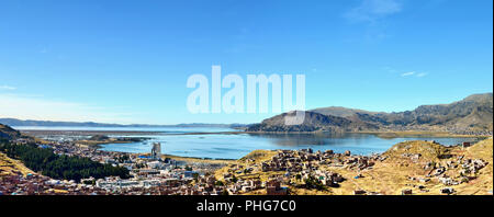 Puno città situata sul lago Titicaca bank Foto Stock