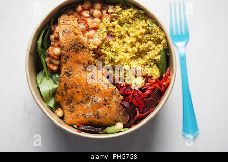 Salmone con foglie di spinaci, ceci, barbabietole, insalata di grano. Pesci sani e insalata di ciotola di proteina Foto Stock