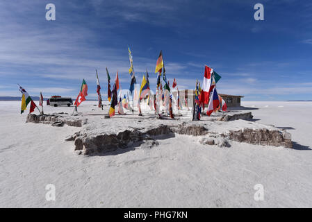 Bandiere del mondo battenti fuori la Playa Blanca hotel sale sul Salar de Uyuni, Bolivia Foto Stock