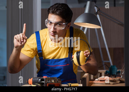 Lavoratore lavoro in officina di riparazione nel concetto di falegnameria Foto Stock