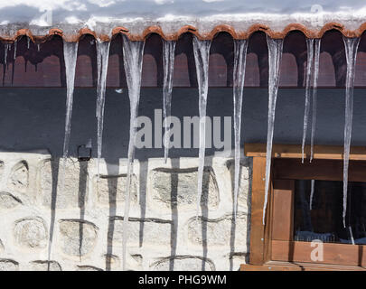 Lunghi ghiaccioli appesi Foto Stock