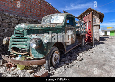 Un carrello abbandonato nel sale città mineraria di Colchani, Salar de Uyuni, Bolivia Foto Stock