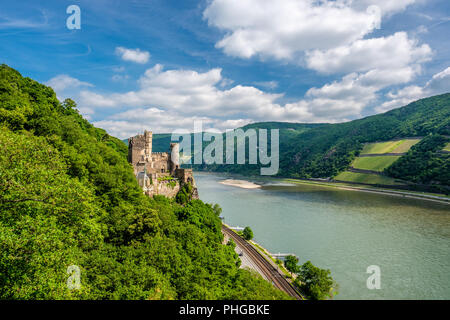 Rheinstein castello a valle del Reno (Gola del Reno) in Germania Foto Stock