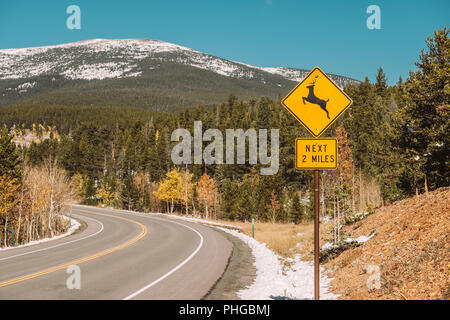 Attraversamento di cervi segno sulla autostrada di autunno Foto Stock