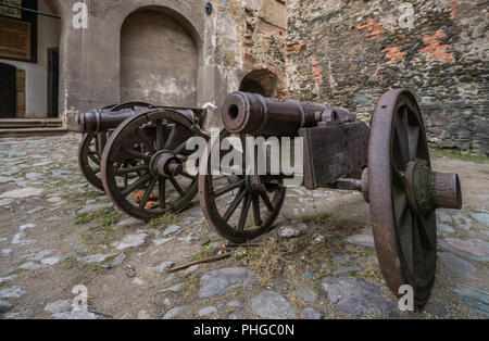 Ottone antico cannoni nel castello di Bolkow Foto Stock