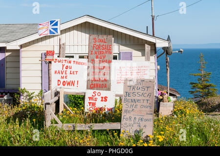 Messaggi politici e gli slogan scritto al di fuori di una casa nella provincia di Terranova. Foto Stock