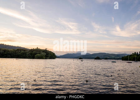 Bowness-on-Windermere, Inghilterra - Agosto 4, 2018: vista panoramica del Tramonto sul lago di Windermere Foto Stock
