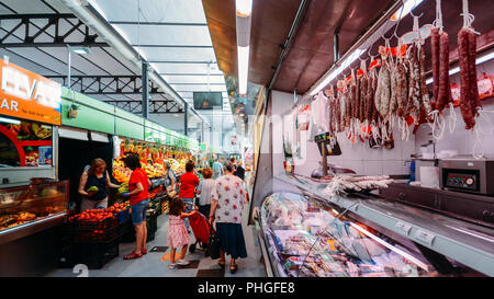 Girona, Spagna - Luglio 9, 2018: Lleo mercato nel centro di Girona è un popolare mercato coperto che offre pesce fresco, induriti affettati locali, etc Foto Stock