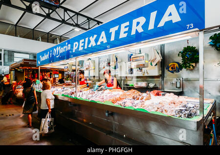 Girona, Spagna - Luglio 9, 2018: Lleo mercato nel centro di Girona è un popolare mercato coperto che offre pesce fresco, induriti affettati locali, etc Foto Stock