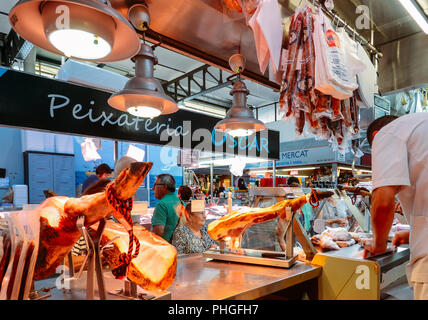 Girona, Spagna - Luglio 9, 2018: Lleo mercato nel centro di Girona è un popolare mercato coperto che offre pesce fresco, induriti affettati locali, etc Foto Stock