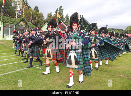 Il ammassato bande di cornamuse durante il Braemar Royal Highland Gathering al Princess Royal e il Duca di Fife Memorial Park, Braemar. Il raduno è stato eseguito nella sua forma attuale dal 1832. Foto Stock