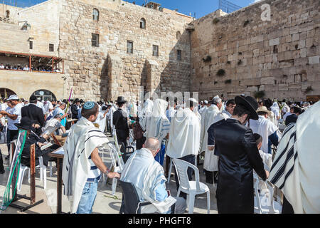 Grande folla di fedeli ebrei Foto Stock