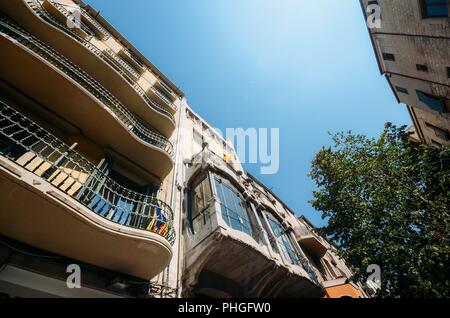 Girona, Spagna - Luglio 9, 2018: stile Gaudì Modernismo Catalano nel centro storico di Girona Foto Stock