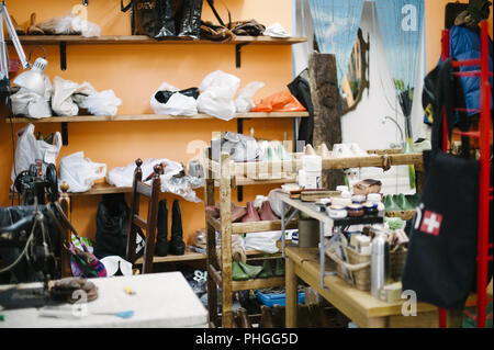 Interno officina officina di riparazione e creazione del cassoncino di pulizia Foto Stock