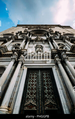 Ultra wide angle view di ingresso principale porta di legno nella Cattedrale di Girona, Spagna. Foto Stock